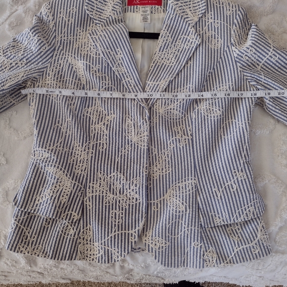 Embroidered Seersucker Jacket - Picture 9 of 11